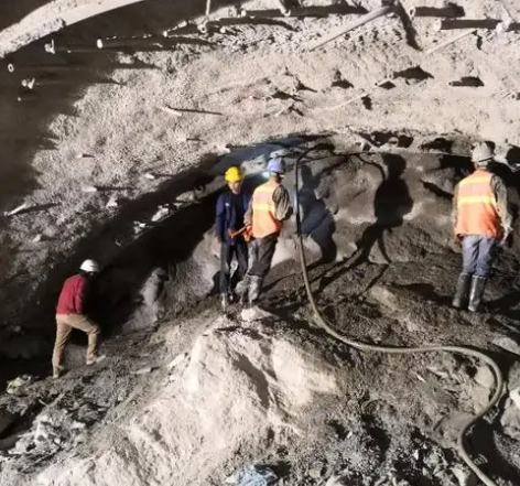 红旗拱顶带模注浆料的施工流程及注意事项